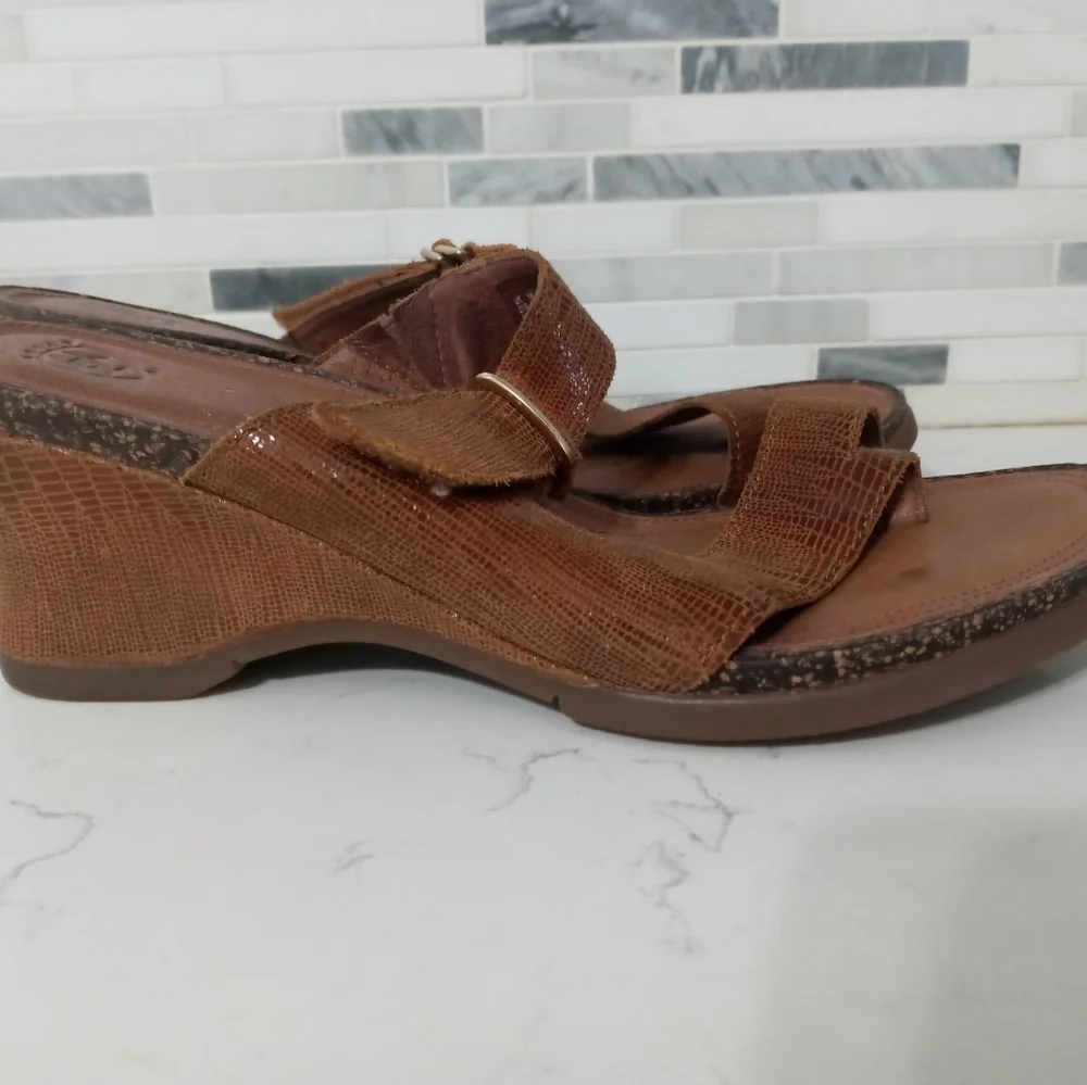 Ariat 20983 Woman's brown Leather Reptile Strappy thong toe wedge sandals 8